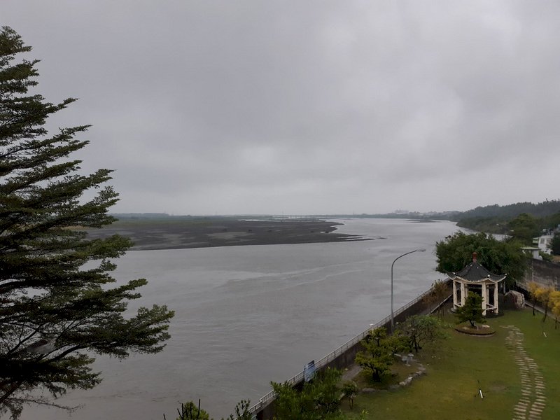 颱風閃電挹注 高屏溪攔河堰川流量倍增