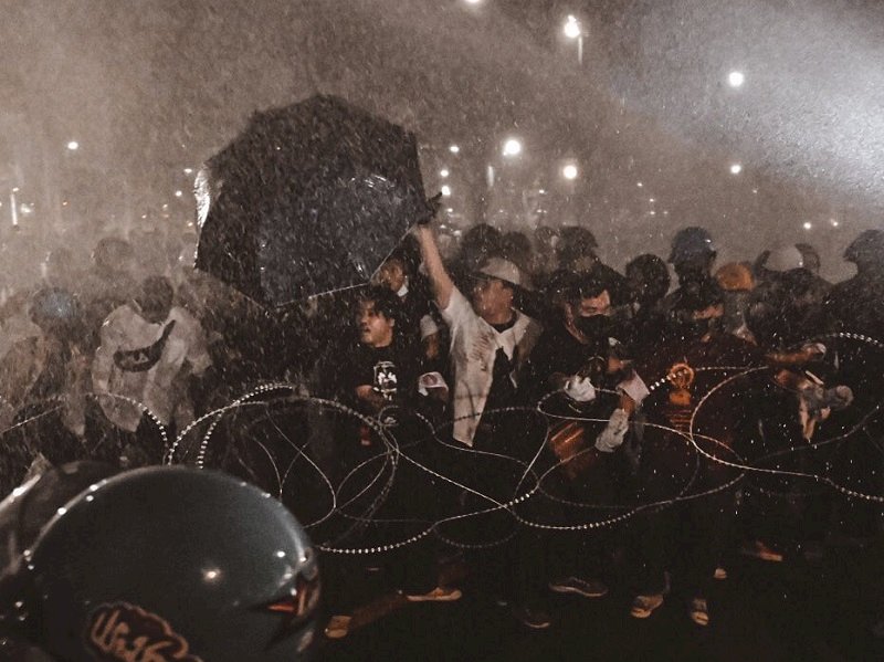 【更新】泰國抗議民眾朝王宮遊行 遭警方發射水砲驅散