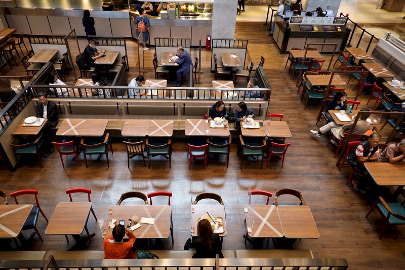 香港放寬社交距離措施 餐飲每桌人數上限增至8人