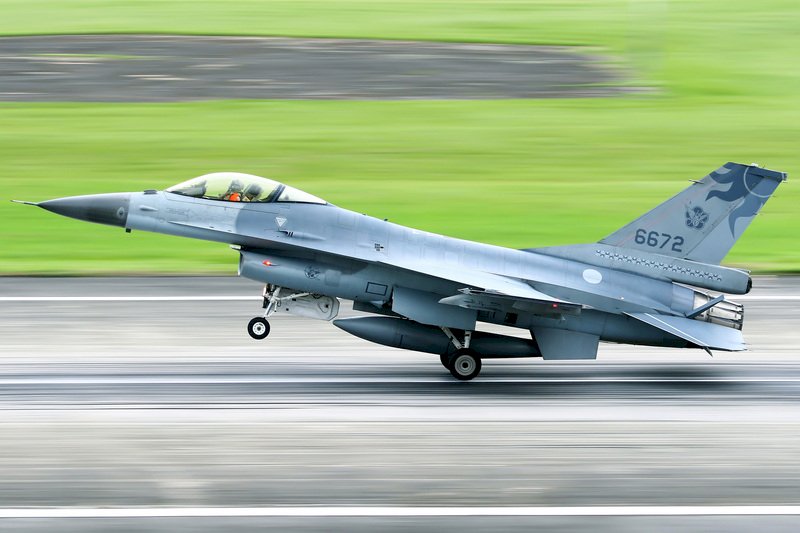花蓮空軍F-16A戰機蒙皮受損 空軍：機砲彈頭碎裂導致