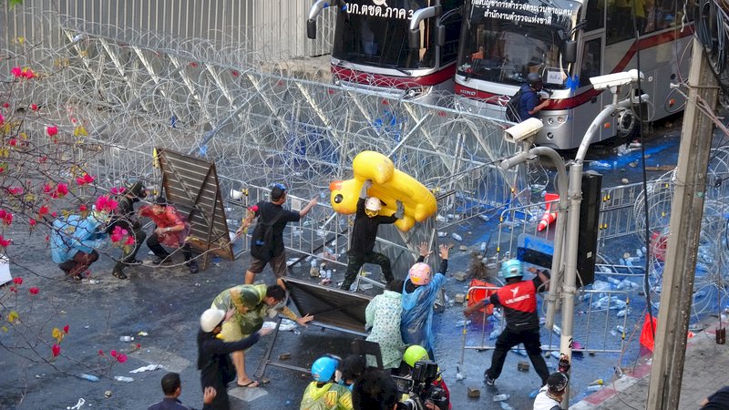 泰國反政府示威升級 水柱催淚瓦斯石塊齊發