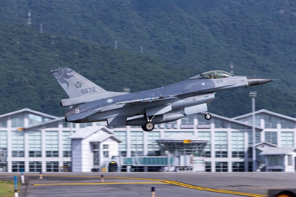 【更新】搜救F-16戰機飛官 截至7時尚無發現(影片)