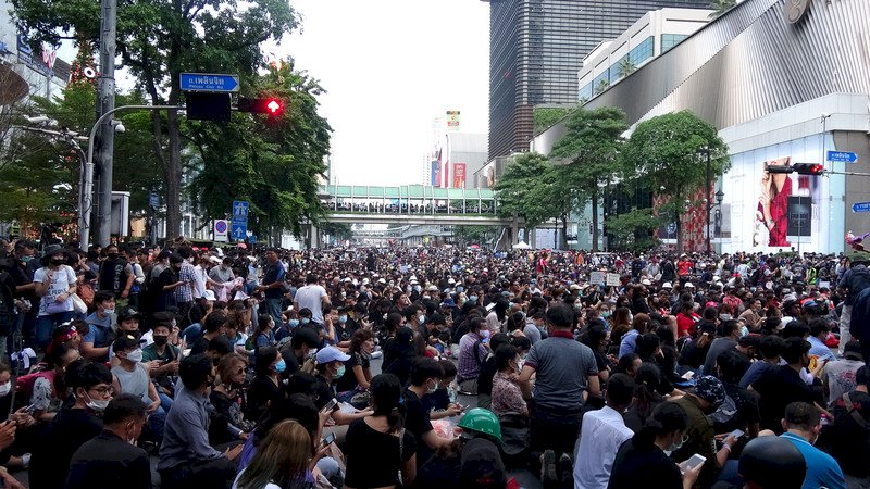 無懼總理揚言嚴厲執法 泰國學生仍上街抗議要求改革
