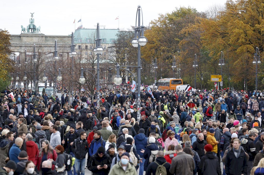 反對梅克爾防疫計畫 柏林數千人示威