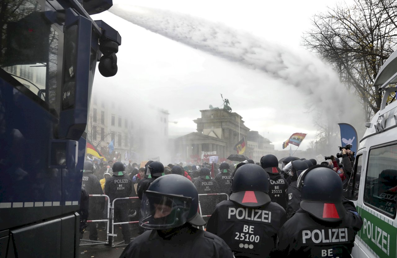 反對防疫封城 柏林數千人示威釀衝突365人被捕