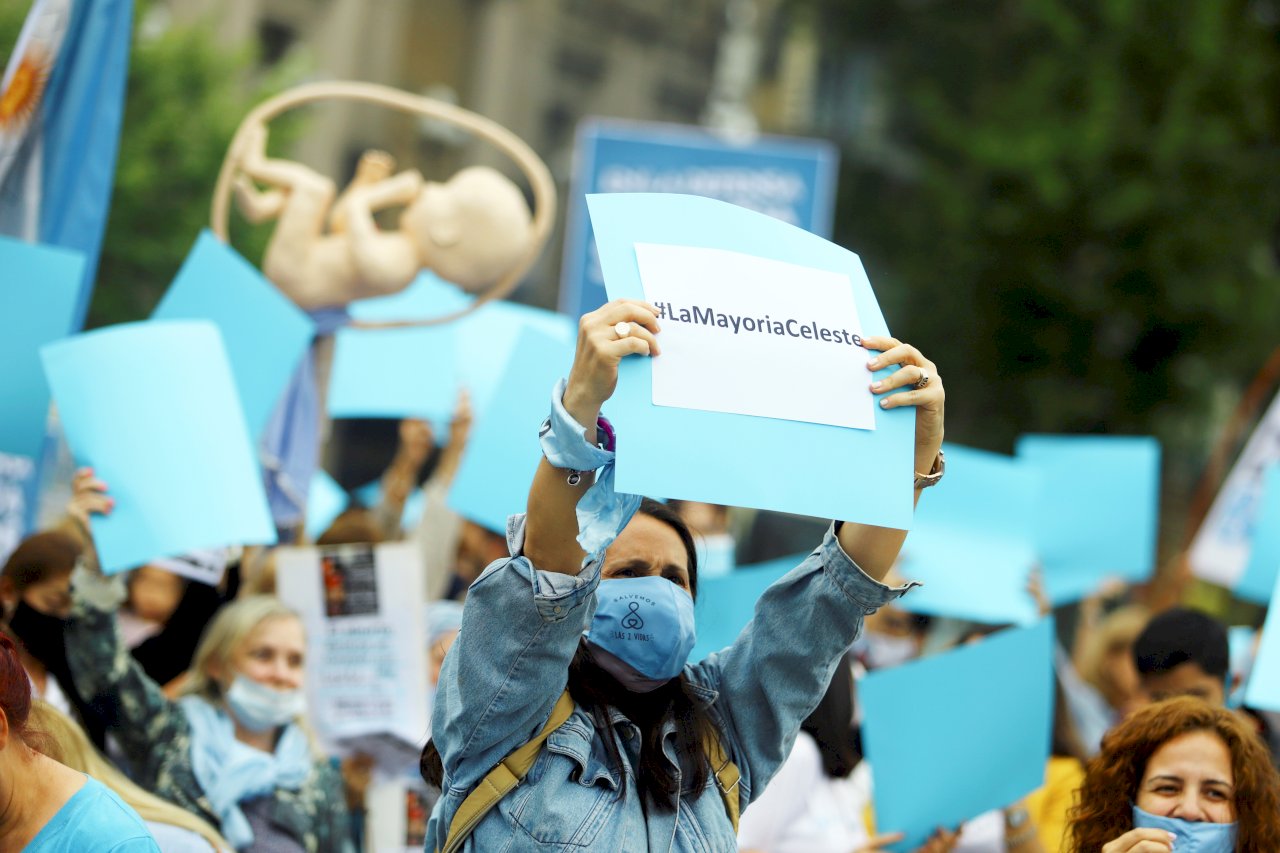 阿根廷墮胎法9度闖關 藍綠對抗兩極化