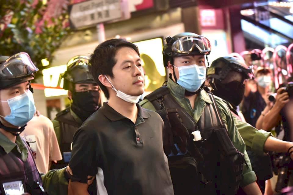 香港前議員許智峯棄保逃亡 法院判刑3年半
