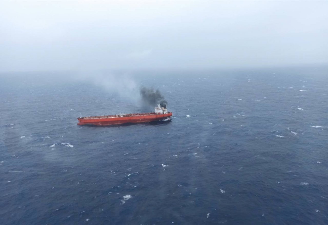 賴比瑞亞油輪蘭嶼外海失火 海巡、空勤救起8人