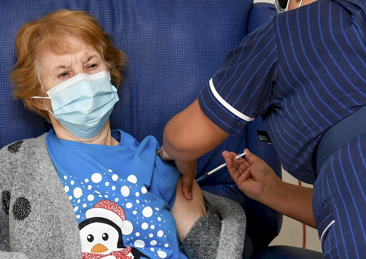 全球第一人 英國90歲祖母接種輝瑞疫苗
