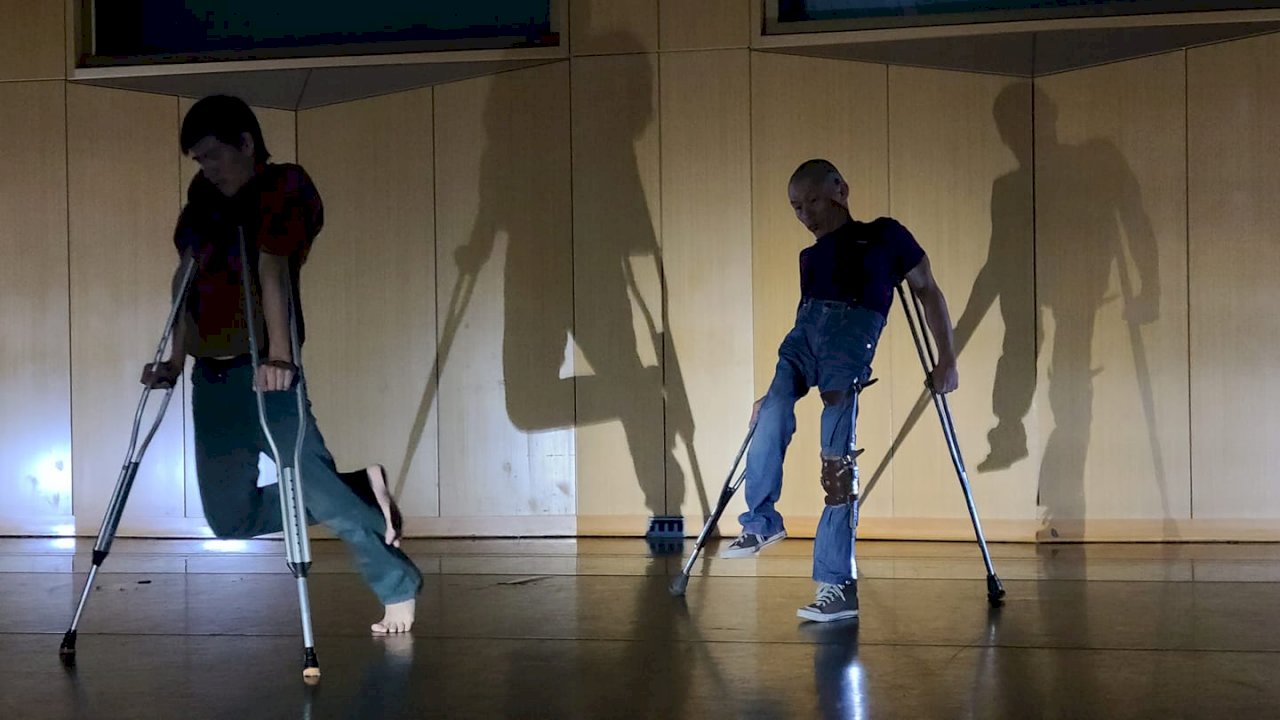 與身障表演者阿忠共舞  周書毅：過程比舞台呈現更有意義