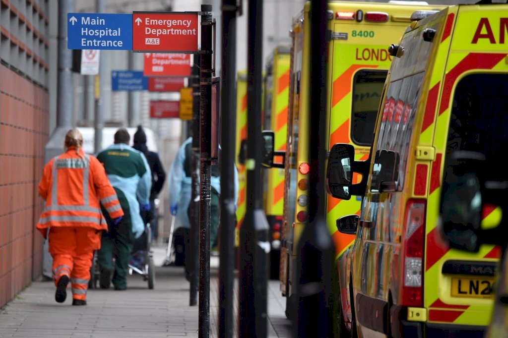 英國疫情嚴峻 倫敦改造巴士當救護車