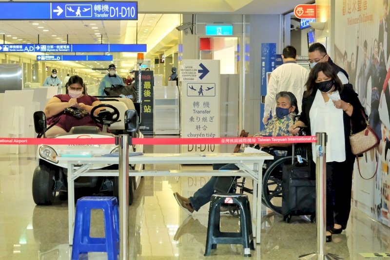 關島人道包機抵台  47旅客正常通關入境進行居檢