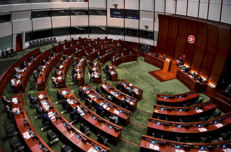 港改選制 議員估計立法會直選議席只占1/3