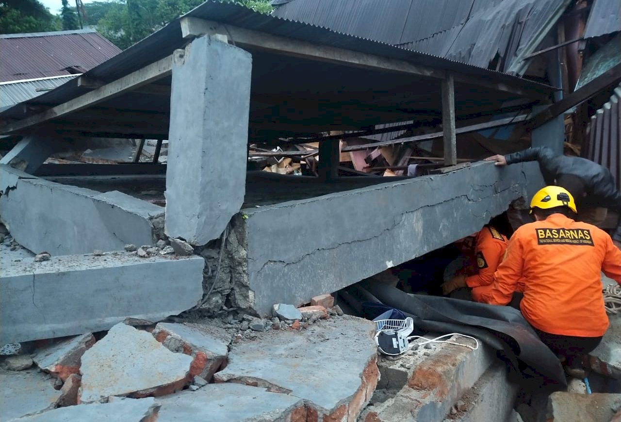 印尼連夜搜救蘇拉威西強震生還者 罹難人數增至45人