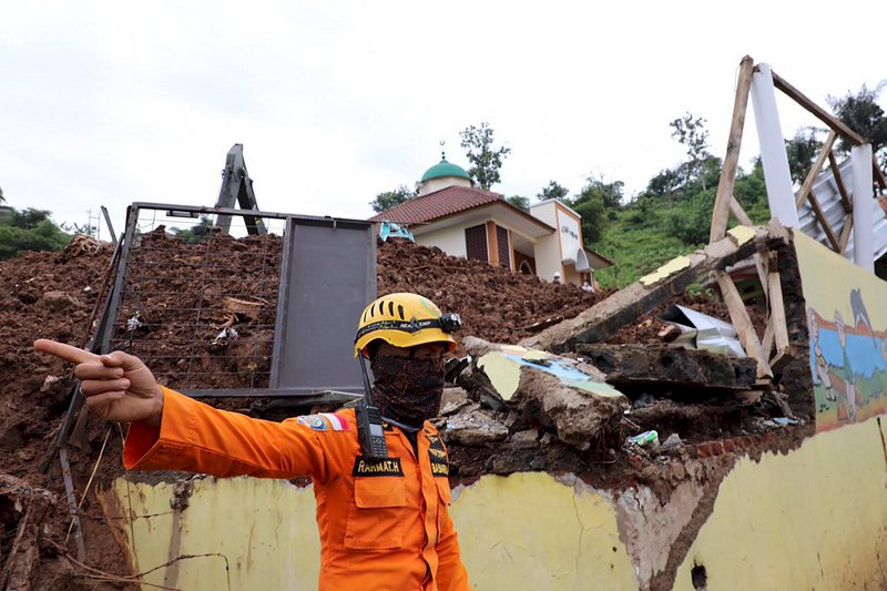印尼強震增至77死 雨季大豪雨阻礙搜救