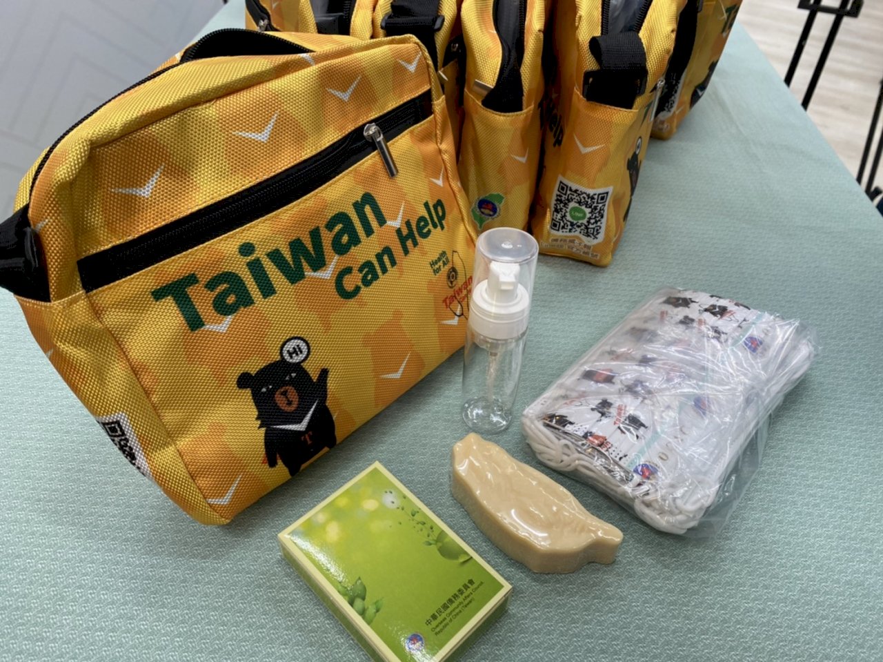 台灣「喔熊」出動！僑委會防疫關懷包送海外 爭取國際聲量