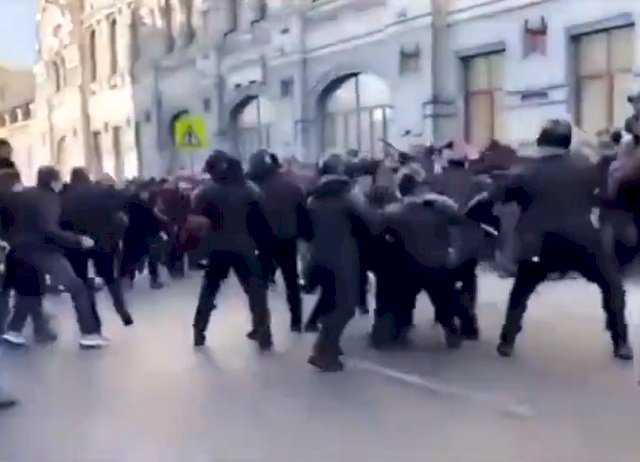 俄國民眾上街抗議要求釋放納瓦尼 逾200人被捕