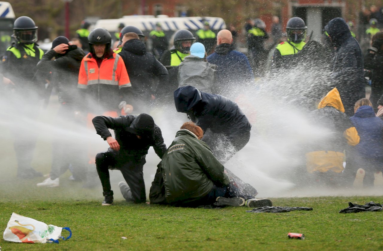 荷蘭反封鎖示威演變成暴動 逾240人被捕