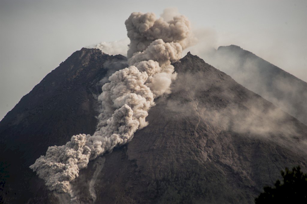 印尼梅拉比火山再度噴發 150多位村民撤離