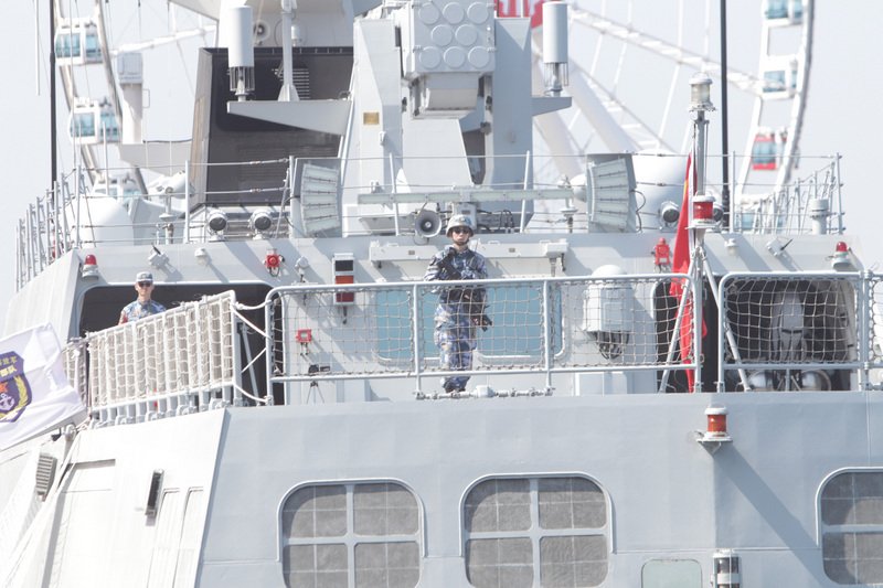 解放軍軍艦開始在香港維港水域停泊