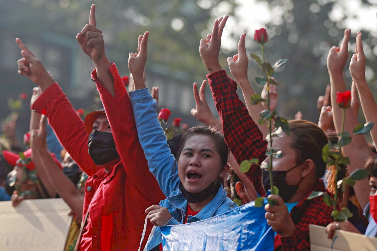 緬甸大示威 警方驅散傳槍響