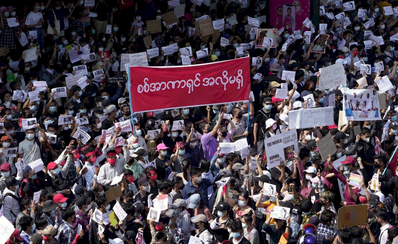 無懼軍方警告 緬甸民眾繼續在仰光示威