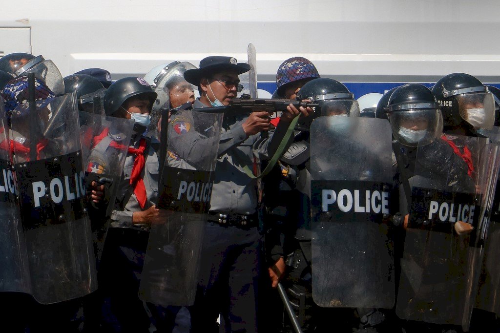 緬甸民眾不畏禁令示威 警方發射橡皮子彈
