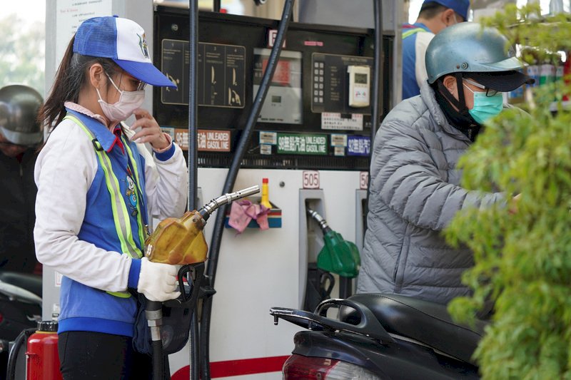 國際油價狂飆 下週汽油價本該漲2元、中油吸收後只漲0.3元