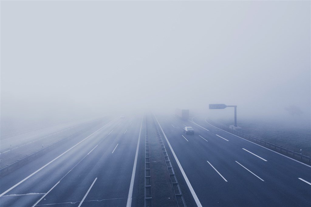 開車遇濃霧怎麼辦 警：務必減速拉大車距並開霧燈