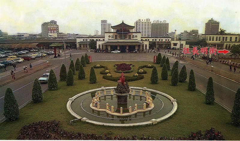帝冠式高雄老車站8月啟動回娘家  紅鯉魚雕塑歸位