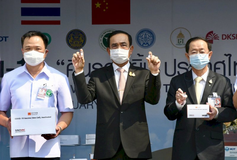 首批中國科興疫苗20萬劑抵泰國 總理機場迎接
