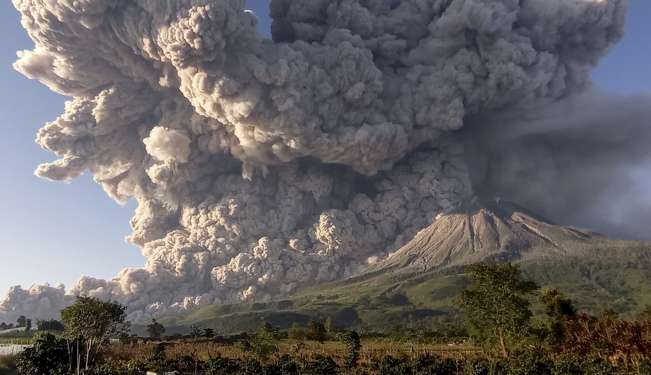 印尼西納彭火山再度蠢動 灰雲柱直衝天際