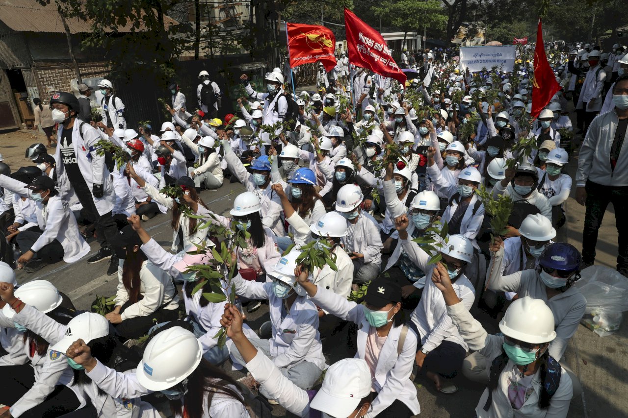 無畏緬甸軍方鎮壓 上萬名反政變抗議者再次上街