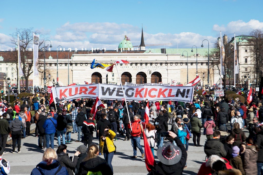 不耐防疫封鎖影響生計  維也納街頭千人抗議