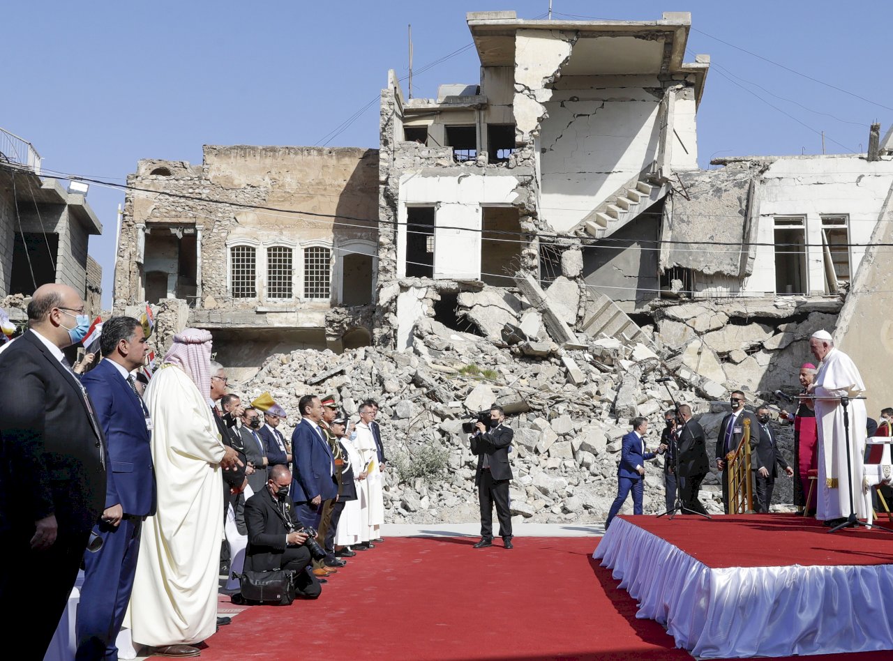 教宗抵遭IS摧毀伊拉克古城 為戰爭受難者禱告