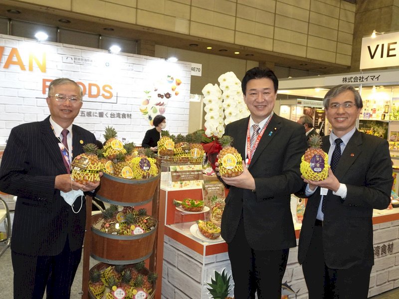 東京食品展迎貴客 眾議員帶鳳梨送首相品嚐