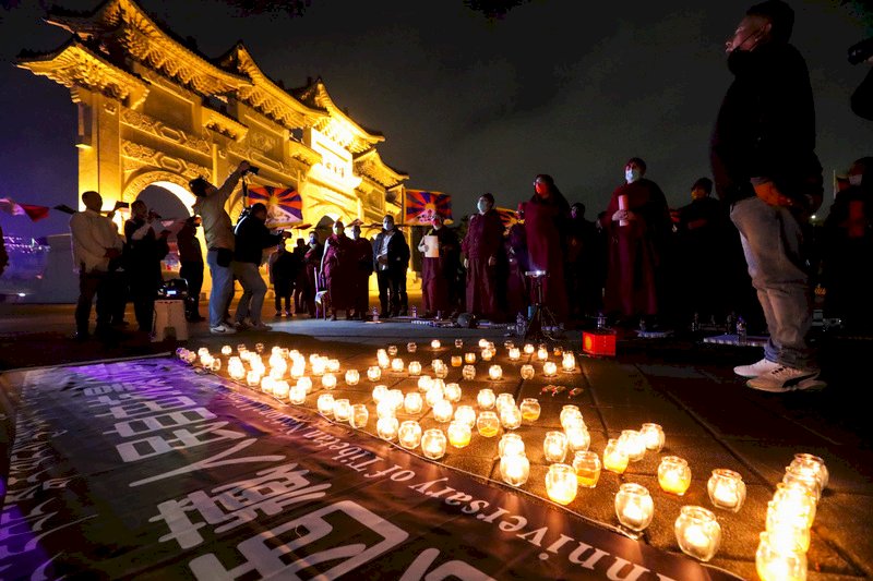 西藏抗暴62週年 藏人齊聚自由廣場點燈祈福