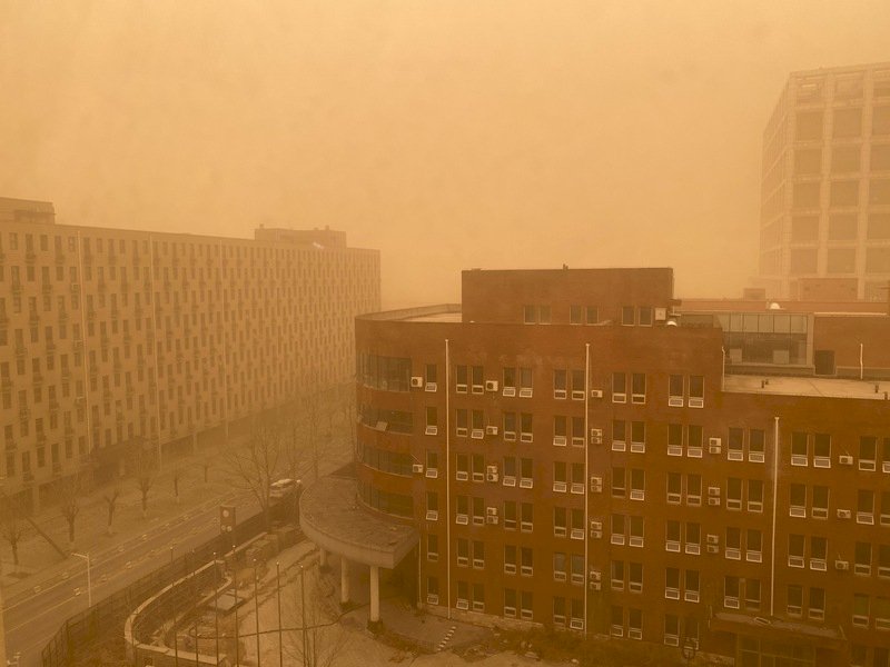 窒息擁抱沙塵暴 北京秒變泛黃古都