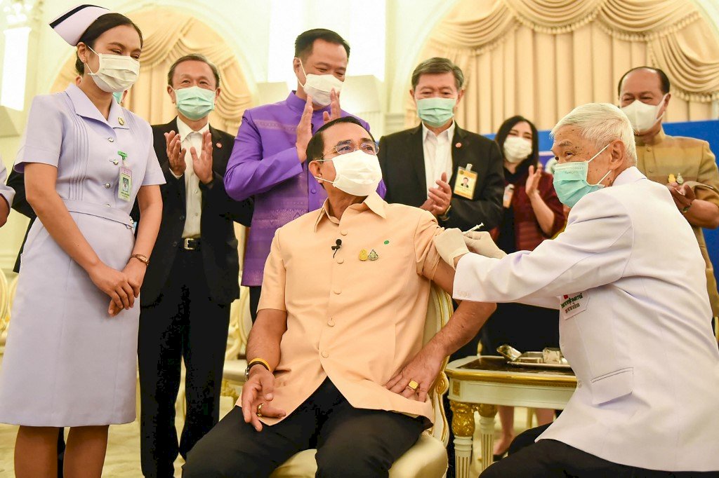 對AZ疫苗有信心 泰國總理公開施打第1劑