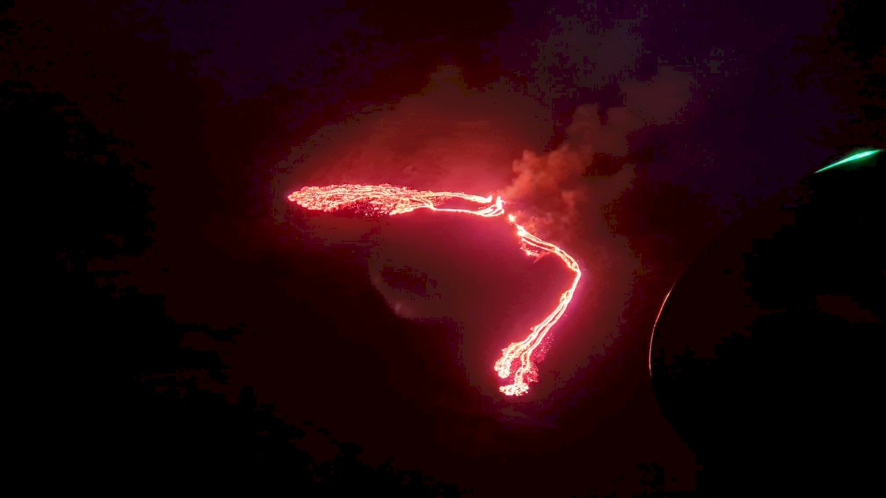冰島近期4萬次地震 首都附近火山噴發染紅夜空