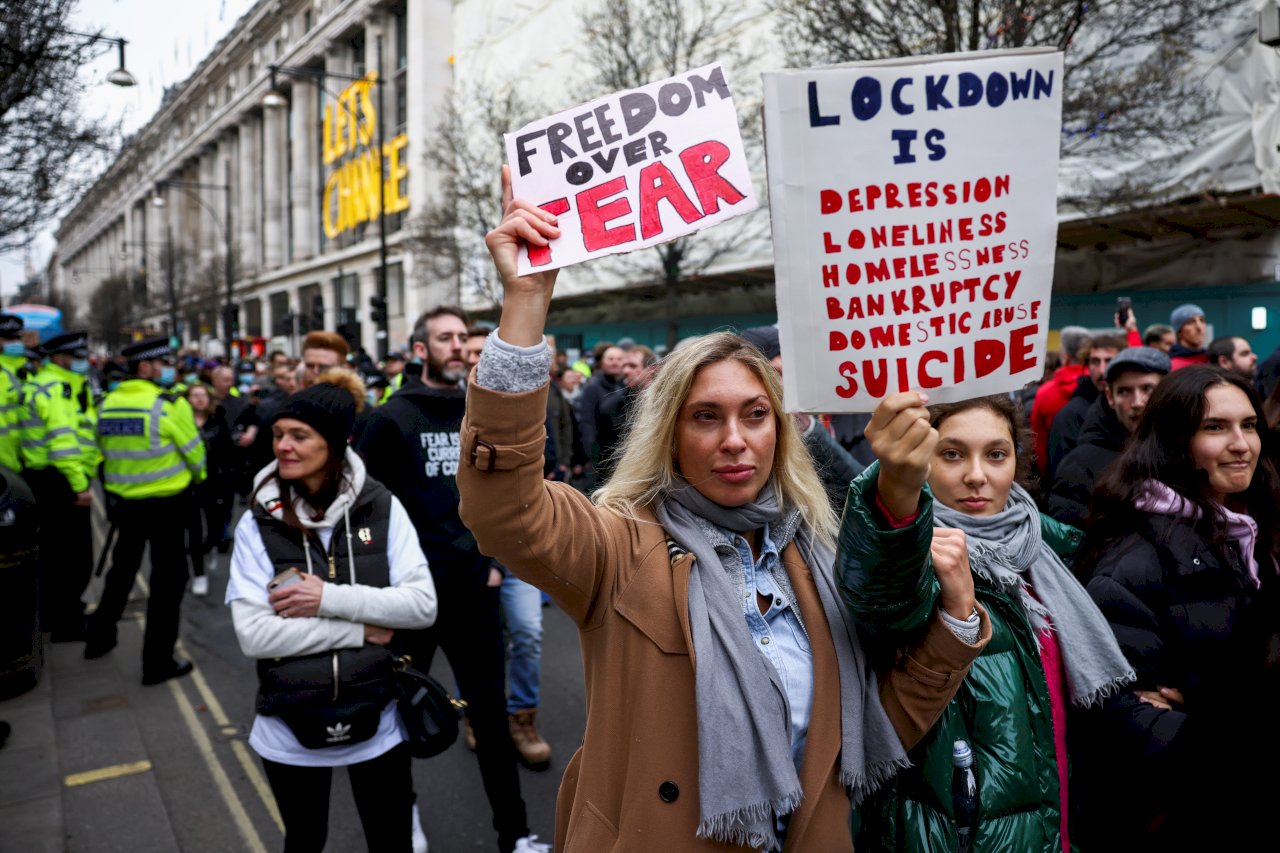 不滿宅在家 歐洲反防疫串連示威高喊「夠了」