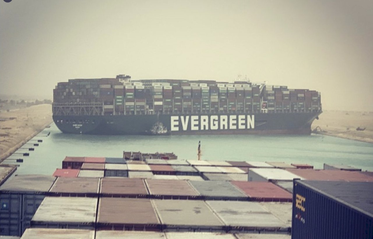 尷尬！長榮海運大型貨輪卡在蘇伊士運河動彈不得 塞船恐衝擊全球物流