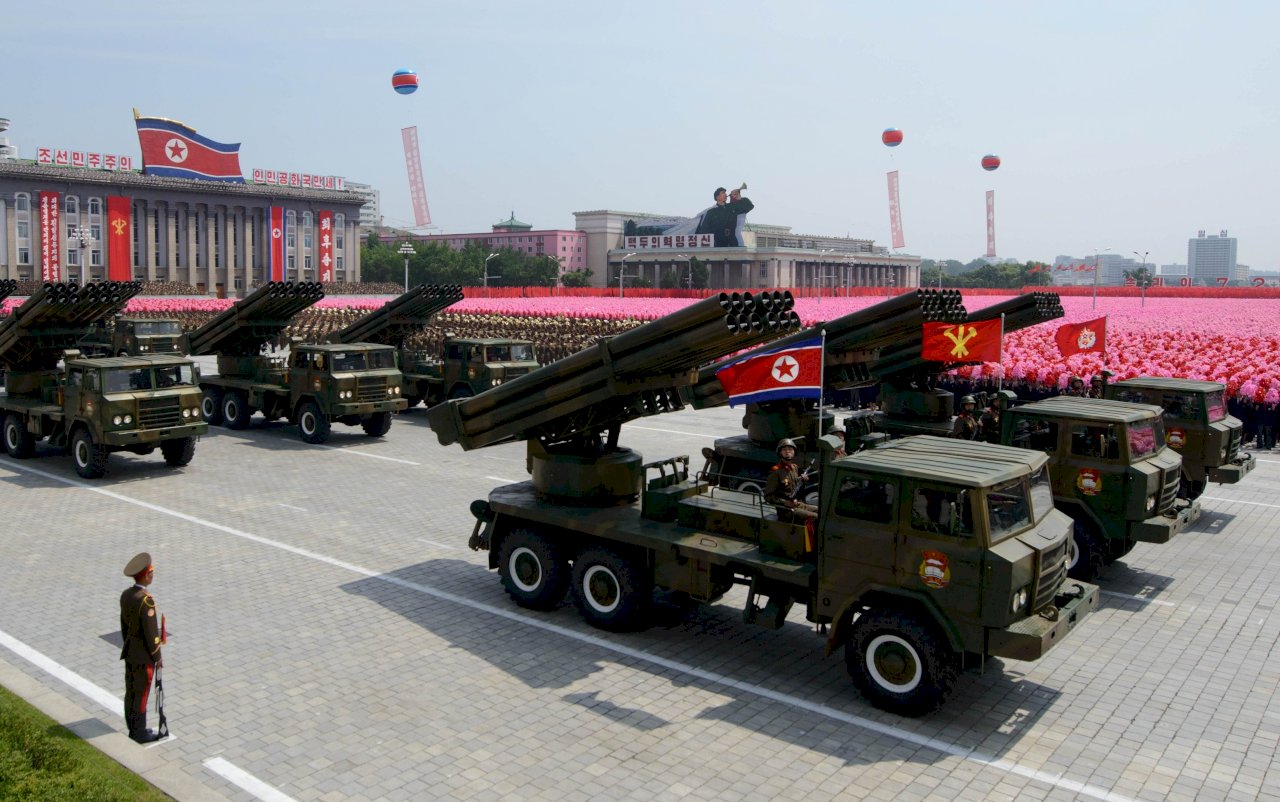 北韓罕見清晨閱兵 首見射程可達美國洲際彈道飛彈