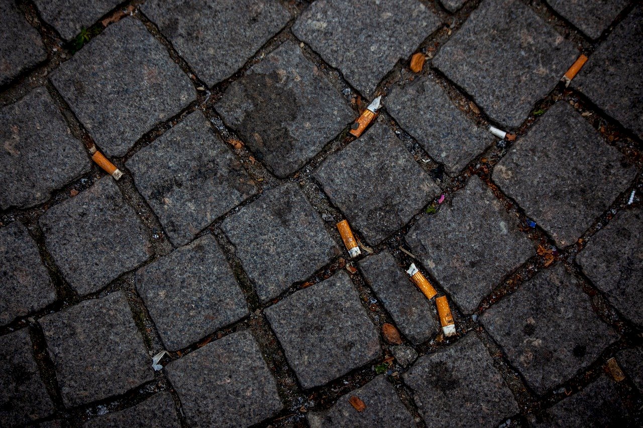 英國要香菸大廠出錢 清除丟棄的菸蒂垃圾