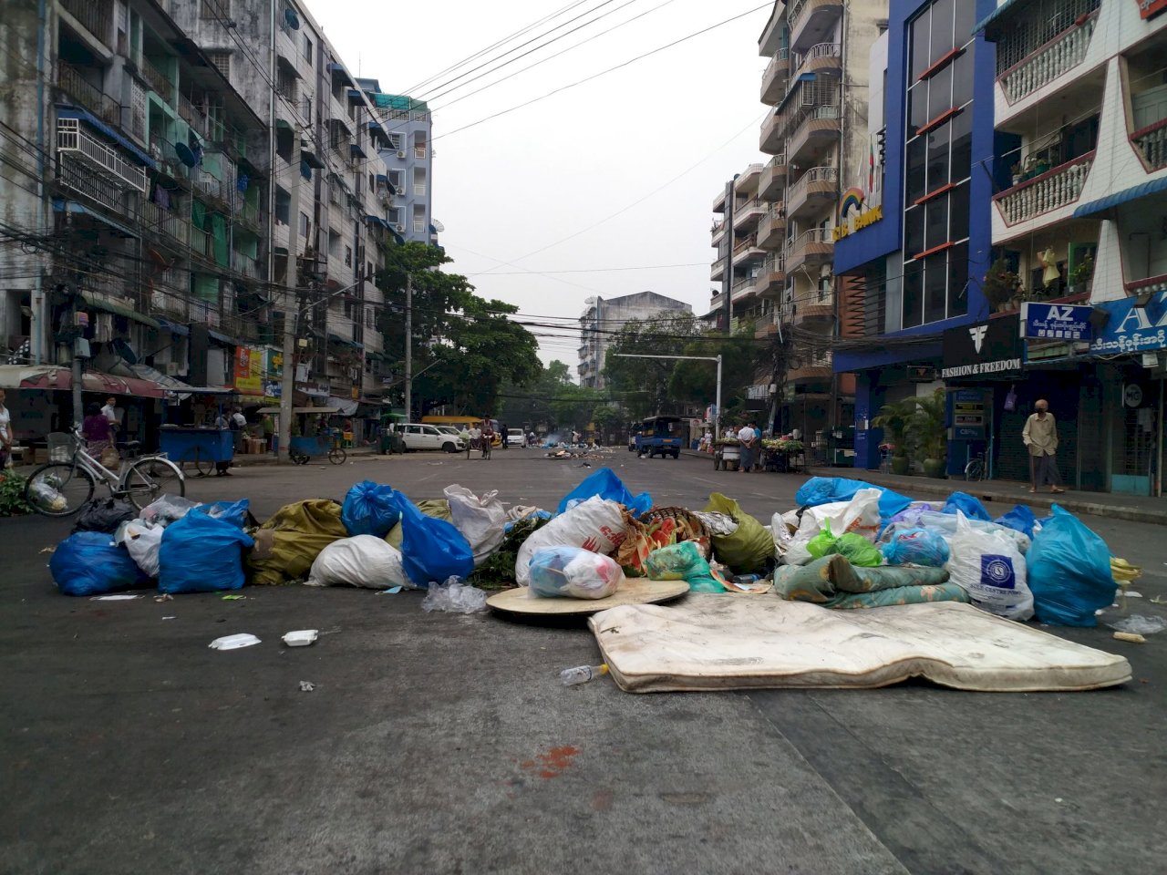 緬甸示威死亡超過500人 公民發起垃圾攻勢