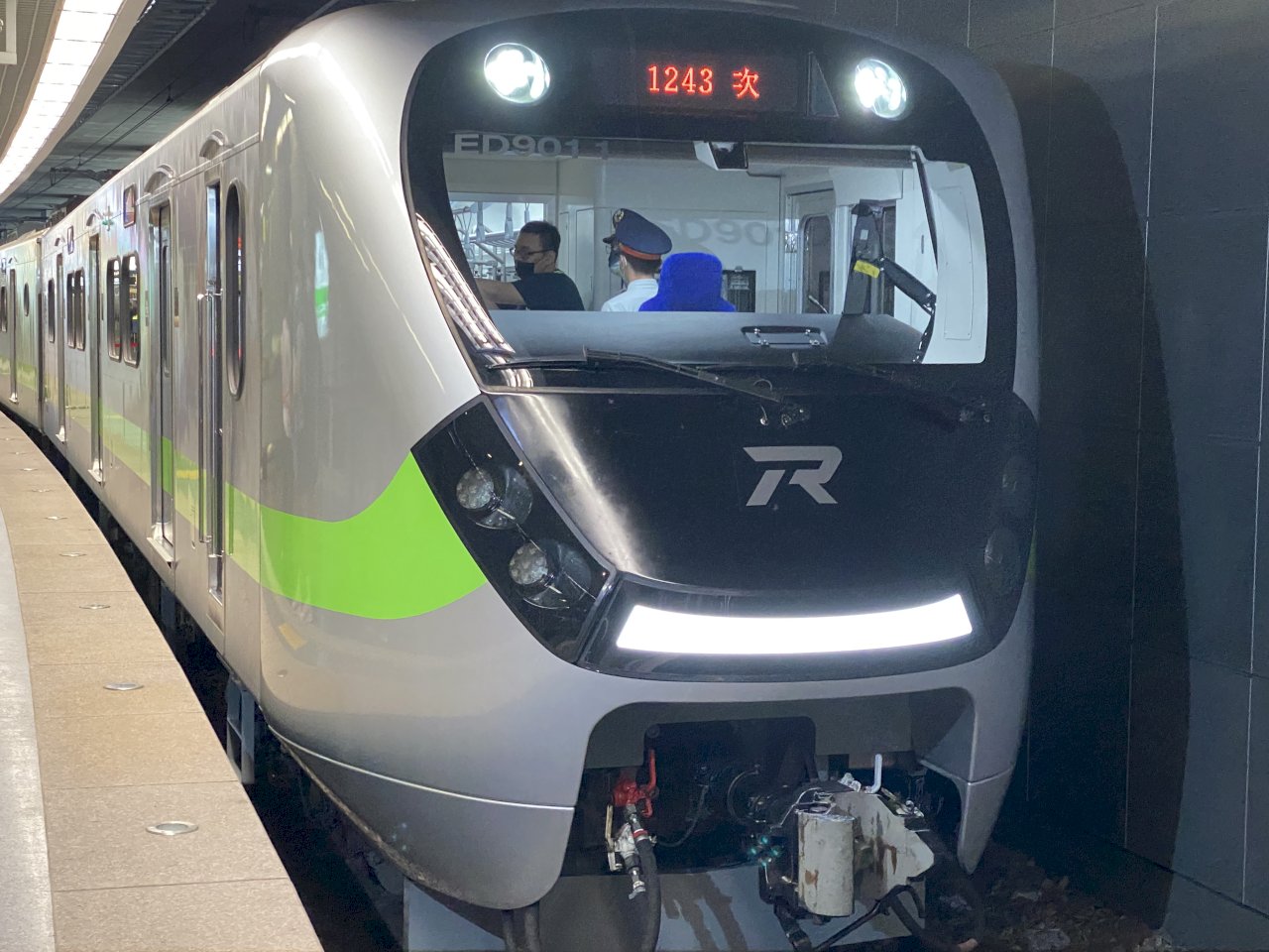 EMU900型電聯車全數交車 台鐵：通勤族更便捷