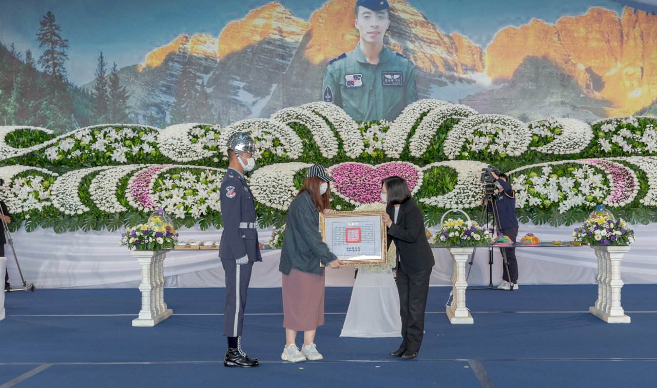F-5E殉職飛官羅尚樺公祭 蔡總統親臨頒發褒揚令、旌忠狀