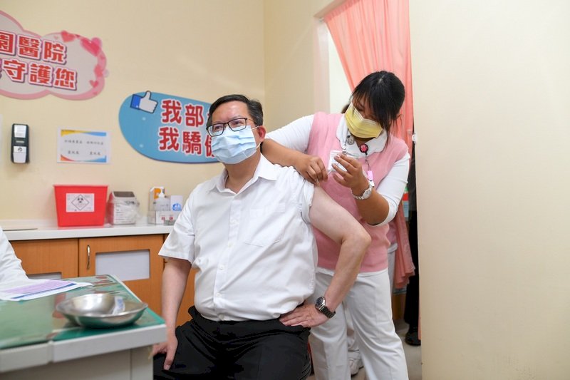 首位接種縣市長 鄭文燦：疫苗安全有效 盼台灣防疫下半場順利