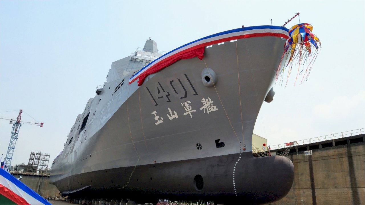 首艘萬噸級兩棲運輸艦命名下水 總統：將強化海軍執行任務能力 (影音)