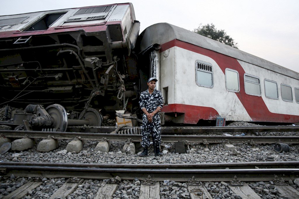 埃及發生列車脫軌事故 造成11死98傷